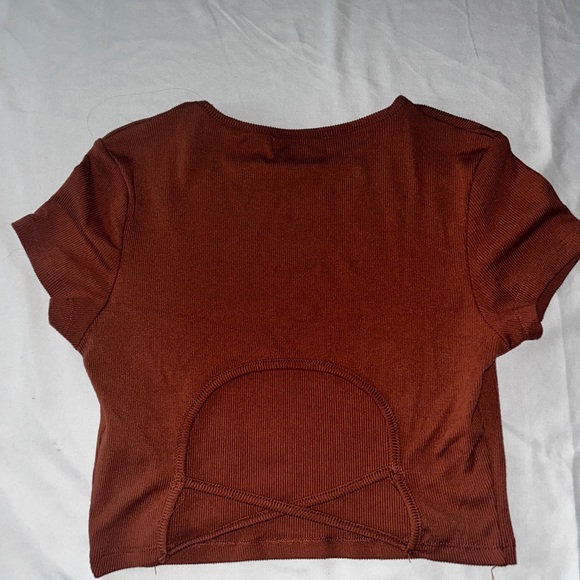 Tee shirt with back cut out - Picture 3 of 3